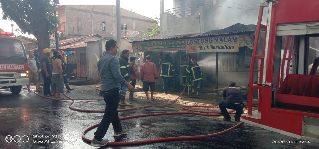 Petugas pemadam kebakaran memadamkan api di rumah pedagang lontong malam di Jalan Rakutta Sembiring, Pematangsiantar.