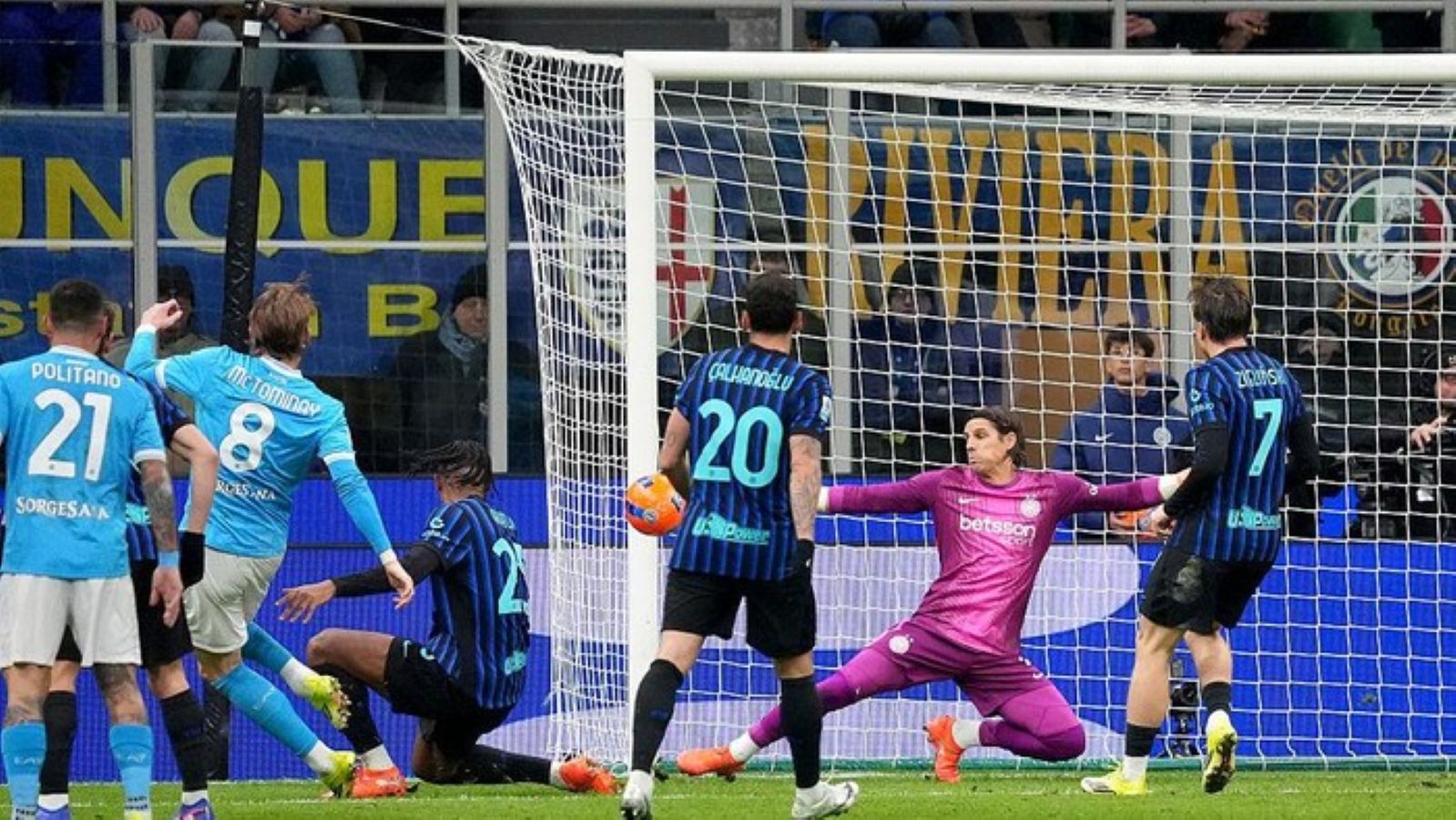 Scott McTominay merayakan gol keduanya ke gawang Inter Milan dalam laga Serie A di Stadion Giuseppe Meazza.