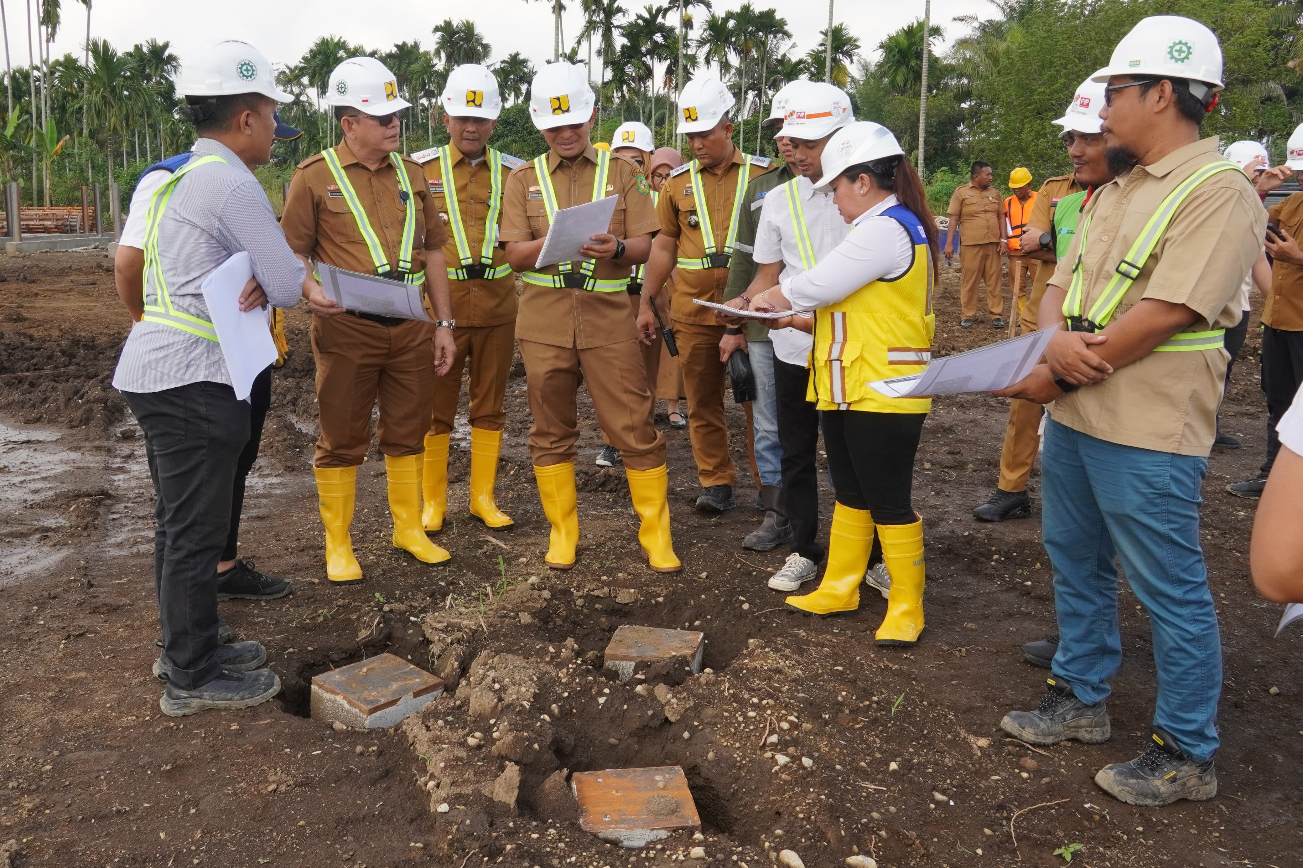 Sekda Kota Medan, Wiriya Alrahman, meninjau lokasi pembangunan Sekolah Rakyat di Jalan Flamboyan II, Kelurahan Tanjung Selamat, Medan Tuntungan, Senin (12/01/2026).