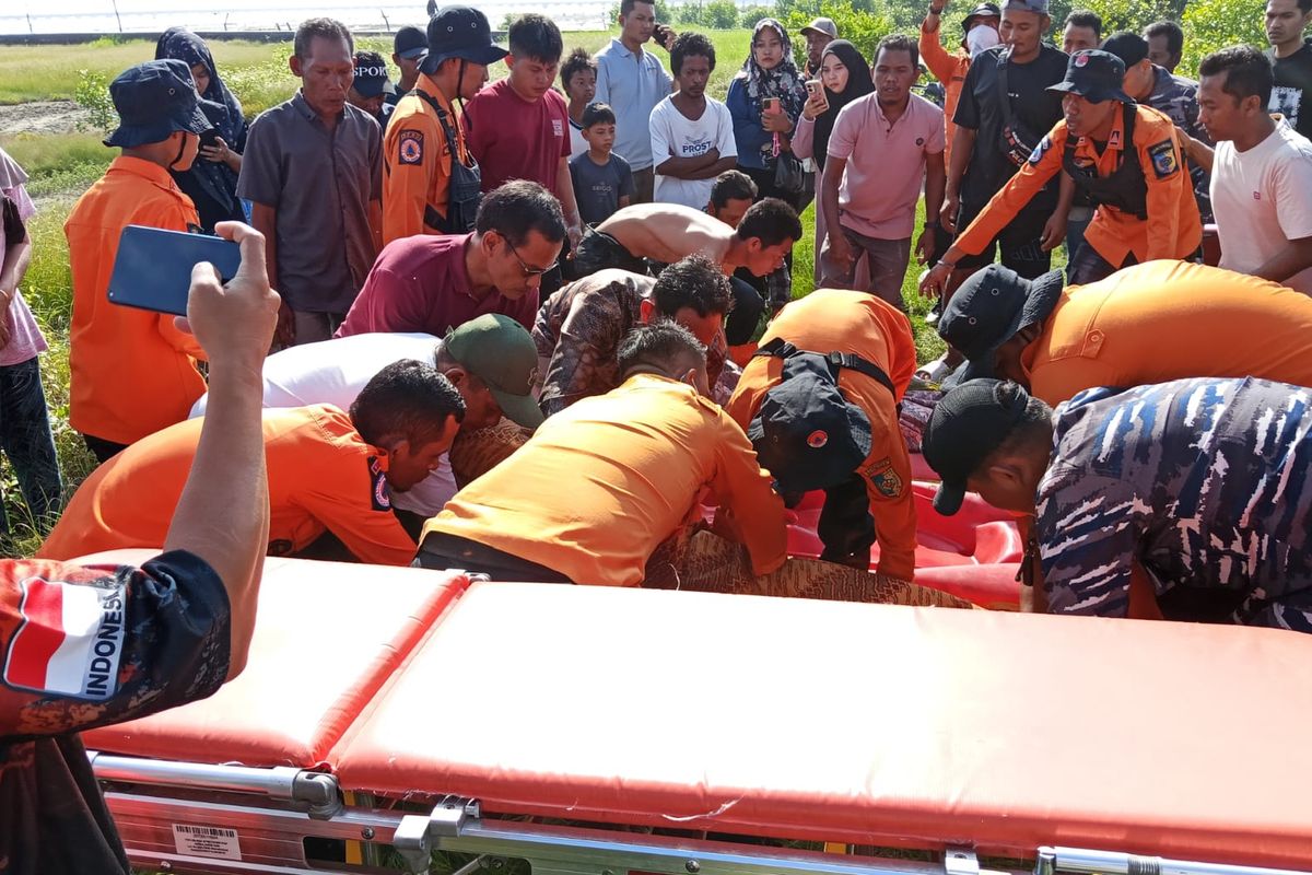 Tim gabungan mengevakuasi jasad nelayan yang ditemukan meninggal dunia di perairan Medang Deras, Kabupaten Batubara, Senin (12/1/2026).
