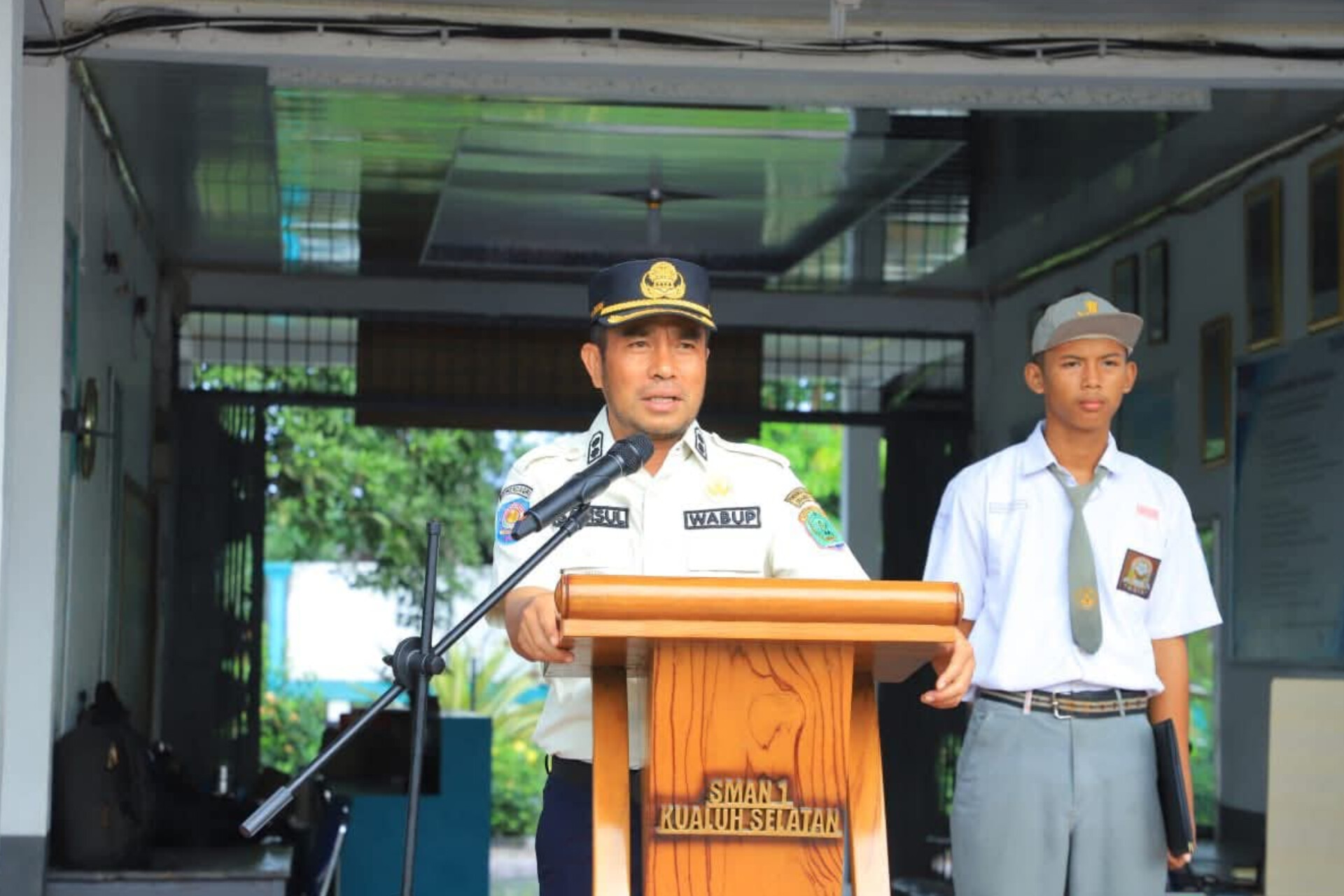 Wakil Bupati Labuhanbatu Utara Dr. H. Samsul Tanjung saat memimpin upacara bendera di SMA Negeri 1 Kualuh Selatan, Senin (12/1/2026).