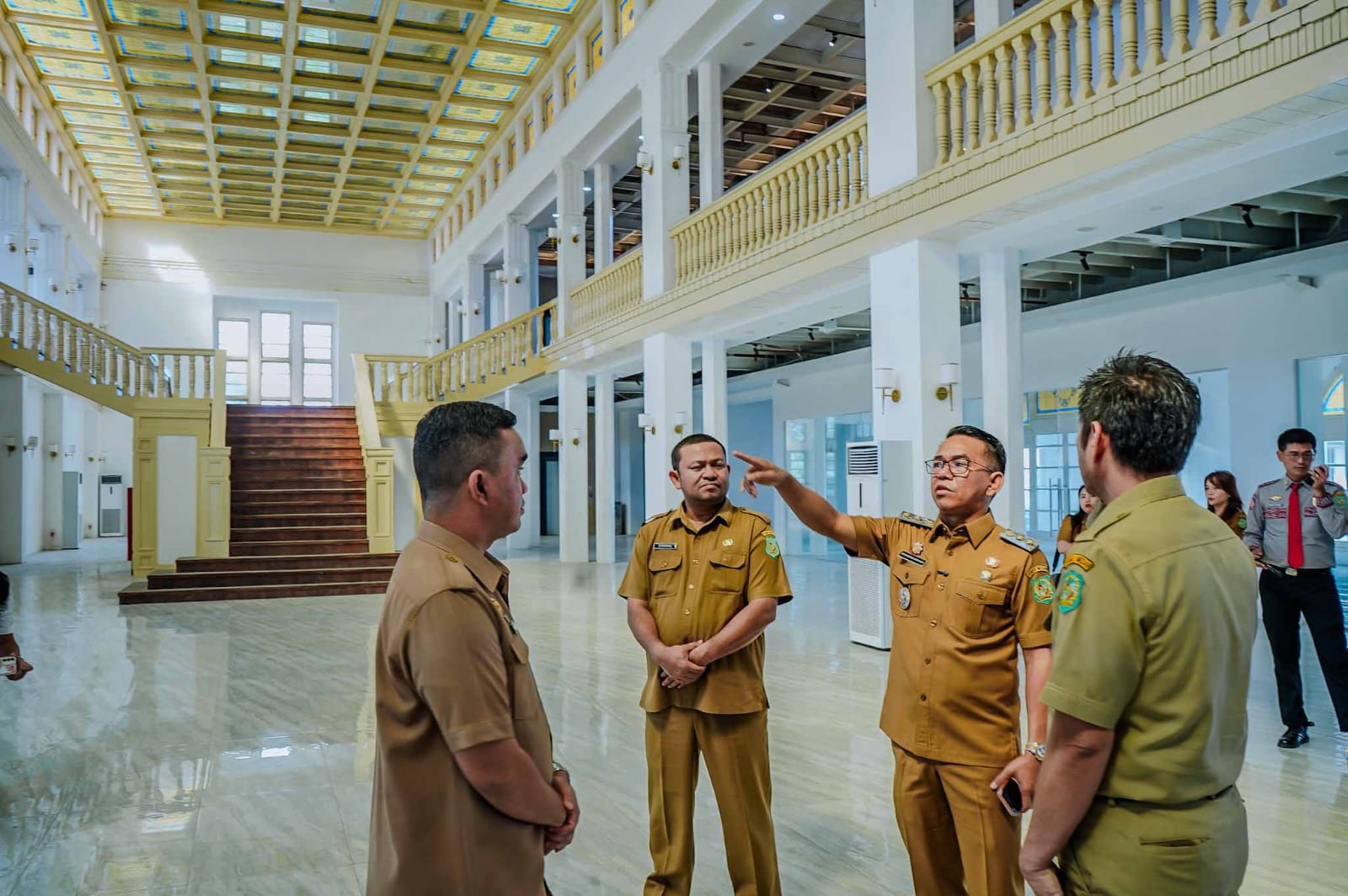 Wakil Wali Kota Medan H. Zakiyuddin Harahap meninjau Gedung Warenhuis yang telah direvitalisasi di kawasan Kesawan, Senin (12/01/2026).