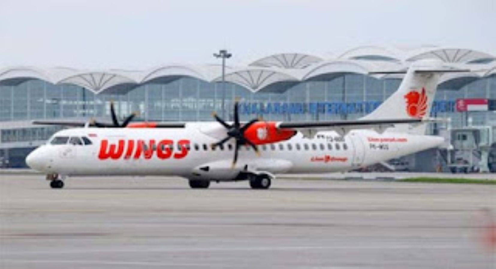Pesawat ATR 72 milik Wings Air yang akan melayani rute baru Padang&ndash;Sibolga melalui Bandara Dr. Ferdinand Lumban Tobing, Tapanuli Tengah.
