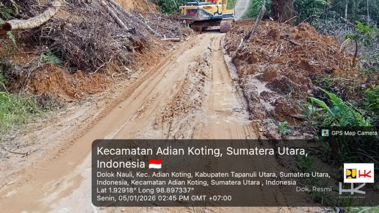 Alat berat milik PT Hutama Karya membersihkan material longsor di ruas jalan nasional Tarutung&ndash;Sibolga pascabanjir dan longsor di Sumatera Utara.