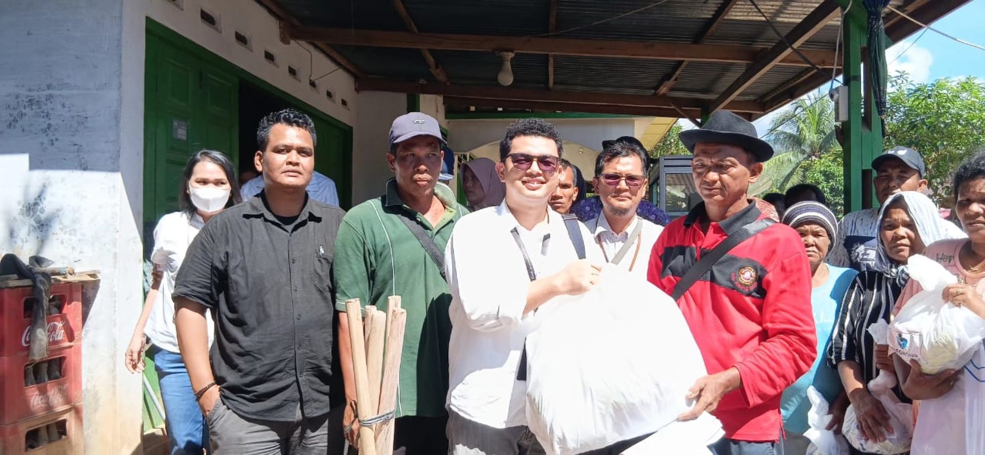 BM FIFGROUP Cabang Sibolga Yoga Manurung (baju putih) secara simbolis menyerahkan bantuan kepada warga terdampak bencana di Kelurahan Hutanabolon, Kecamatan Tukka, Kabupaten Tapanuli Tengah, Selasa.