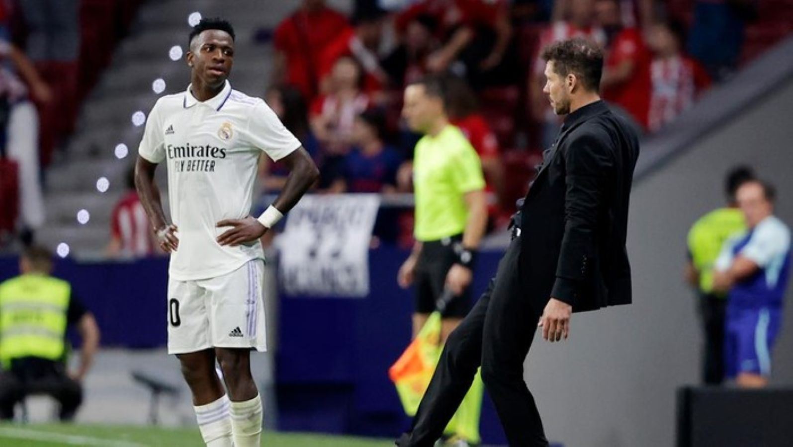 Diego Simeone meminta maaf kepada Vinicius Junior usai adu mulut di Derby Madrid semifinal Piala Super Spanyol 2026.