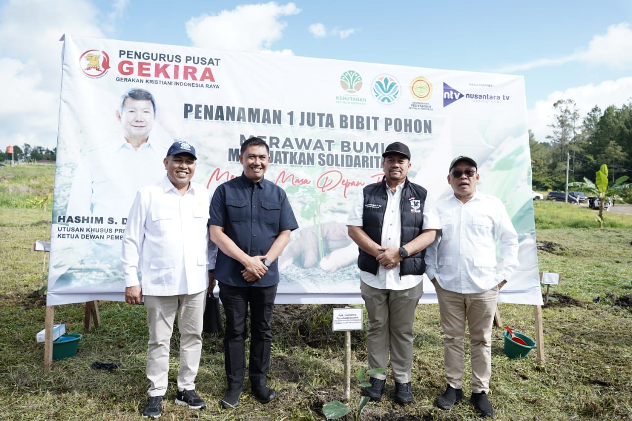 Bupati Batu Bara Baharuddin Siagian bersama Wakil Bupati Syafrizal saat menghadiri Gerakan Penanaman Pohon di Tarutung, Tapanuli Utara.
