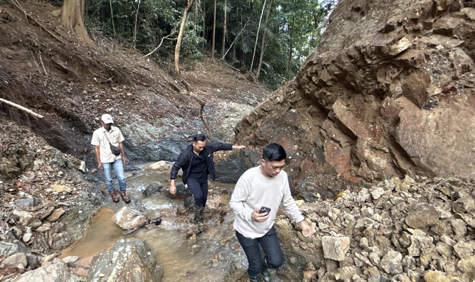 Tim dari IPB saat melakukan survey ke lokasi PT TBS dan wilayah terdampak banjir banjir Sungai Garoga, Senin (5/1/2026) lalu. (Ist)