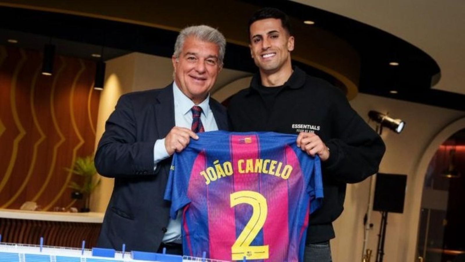 Joao Cancelo berpose dengan jersey Barcelona usai diperkenalkan secara resmi sebagai pemain pinjaman dari Al Hilal hingga akhir musim 2025/2026.