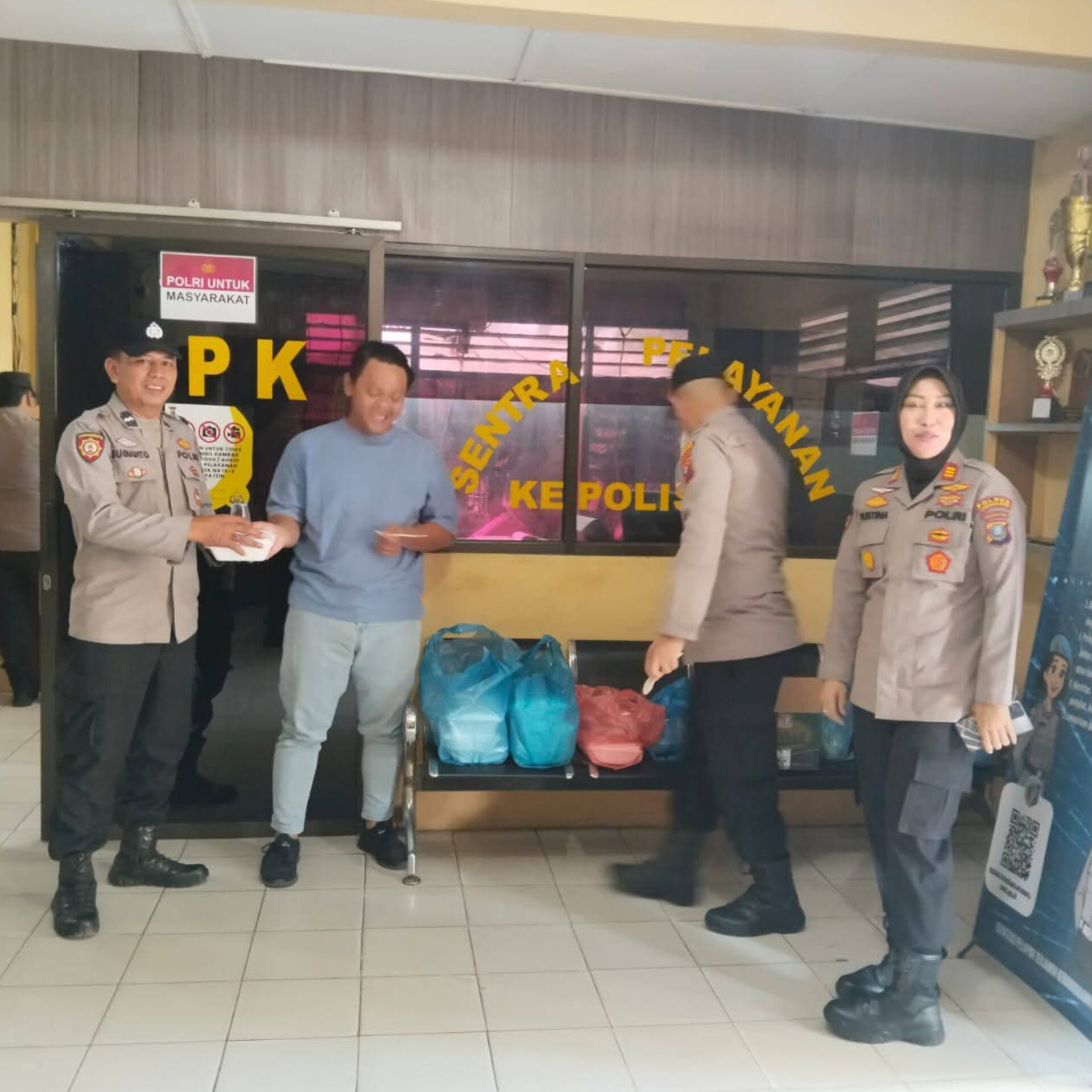 Kapolsek Na IX-X, AKP Yustina, saat berbagi makanan bersama personel di Mapolsek Na IX-X, Senin (12/1/2026).