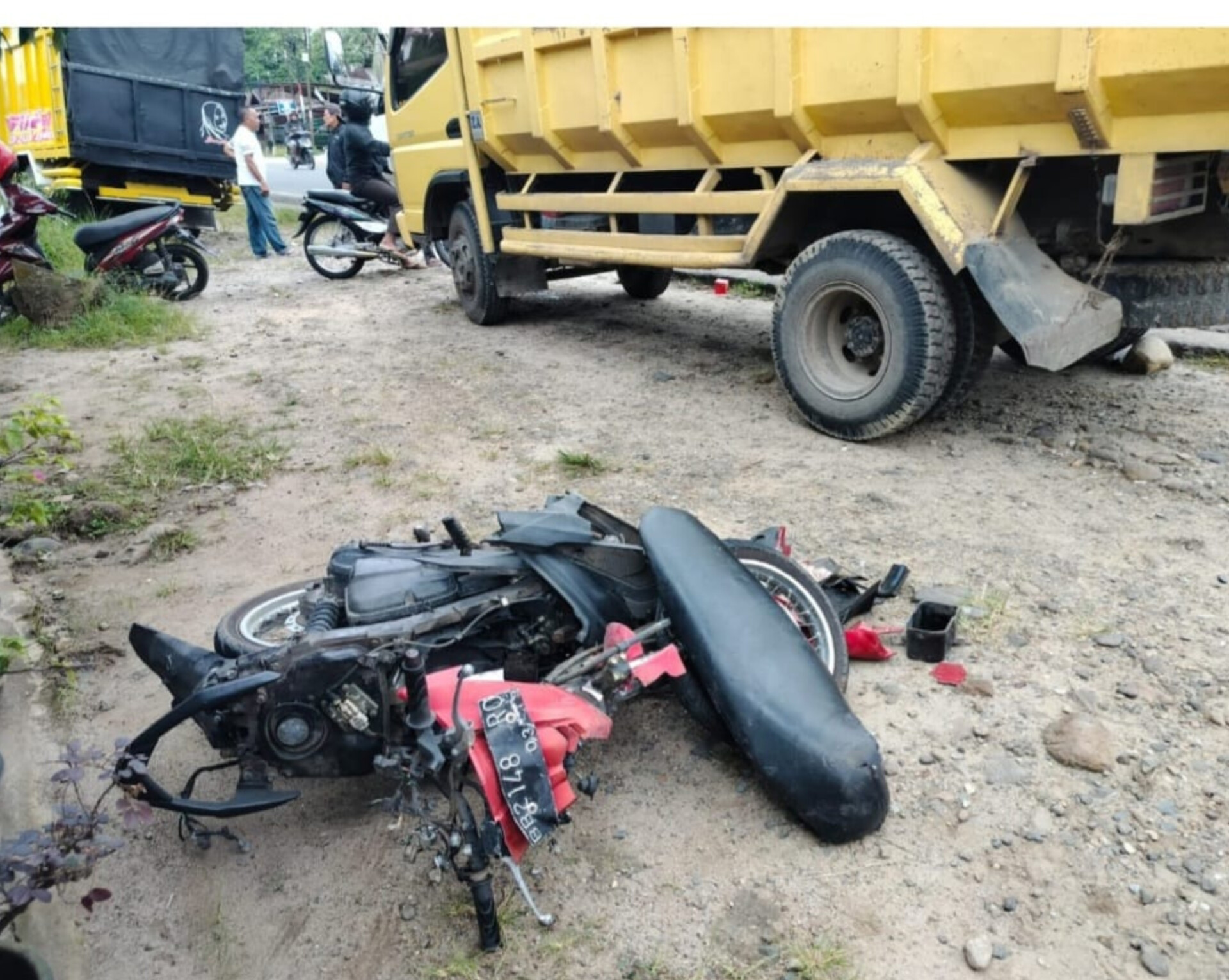 Kendaraan sepeda motor korban ringsek parah setelah bertabrakan dengan dump truk di Jalan Sudirman, Unte Manis, Padangsidimpuan.