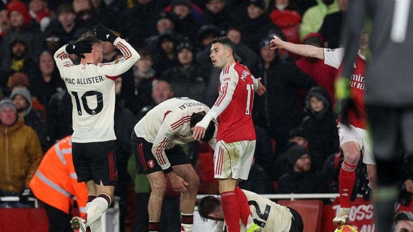 Liverpool tengah menghadapi krisis pemain belakang setelah sejumlah bek andalan mengalami cedera panjang.