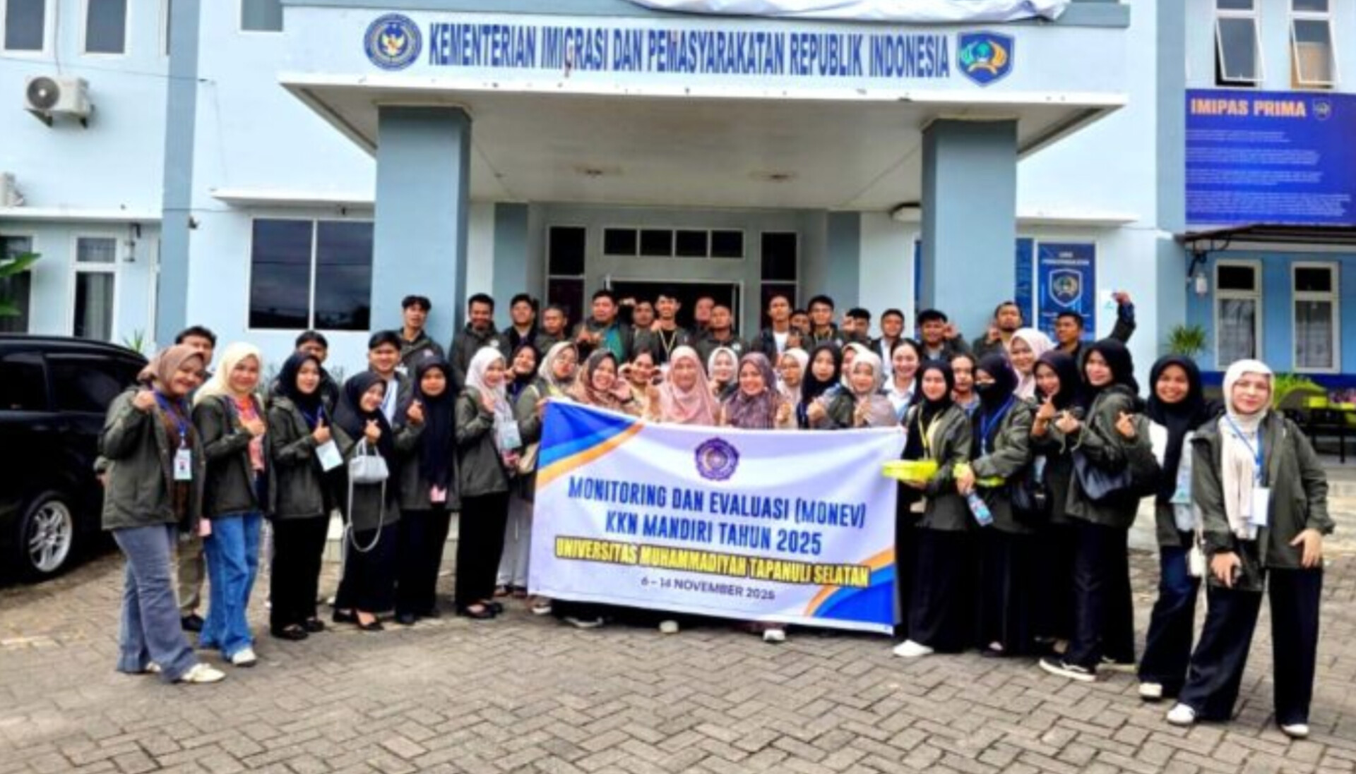 Mahasiswa Universitas Muhammadiyah Tapanuli Selatan saat melatih warga binaan Lapas Kelas IIB Padangsidimpuan mengolah kayu bekas menjadi furniture.