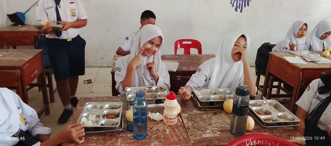 Personel Polsek Siantar Timur melakukan monitoring pendistribusian Makan Bergizi Gratis (MBG) kepada siswa SMP Negeri 1 Pematangsiantar.