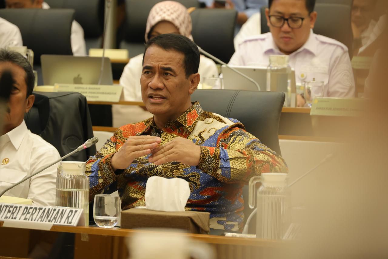 Menteri Pertanian Andi Amran Sulaiman saat rapat kerja bersama Komisi IV DPR RI membahas pemulihan pertanian Sumatera pasca bencana.