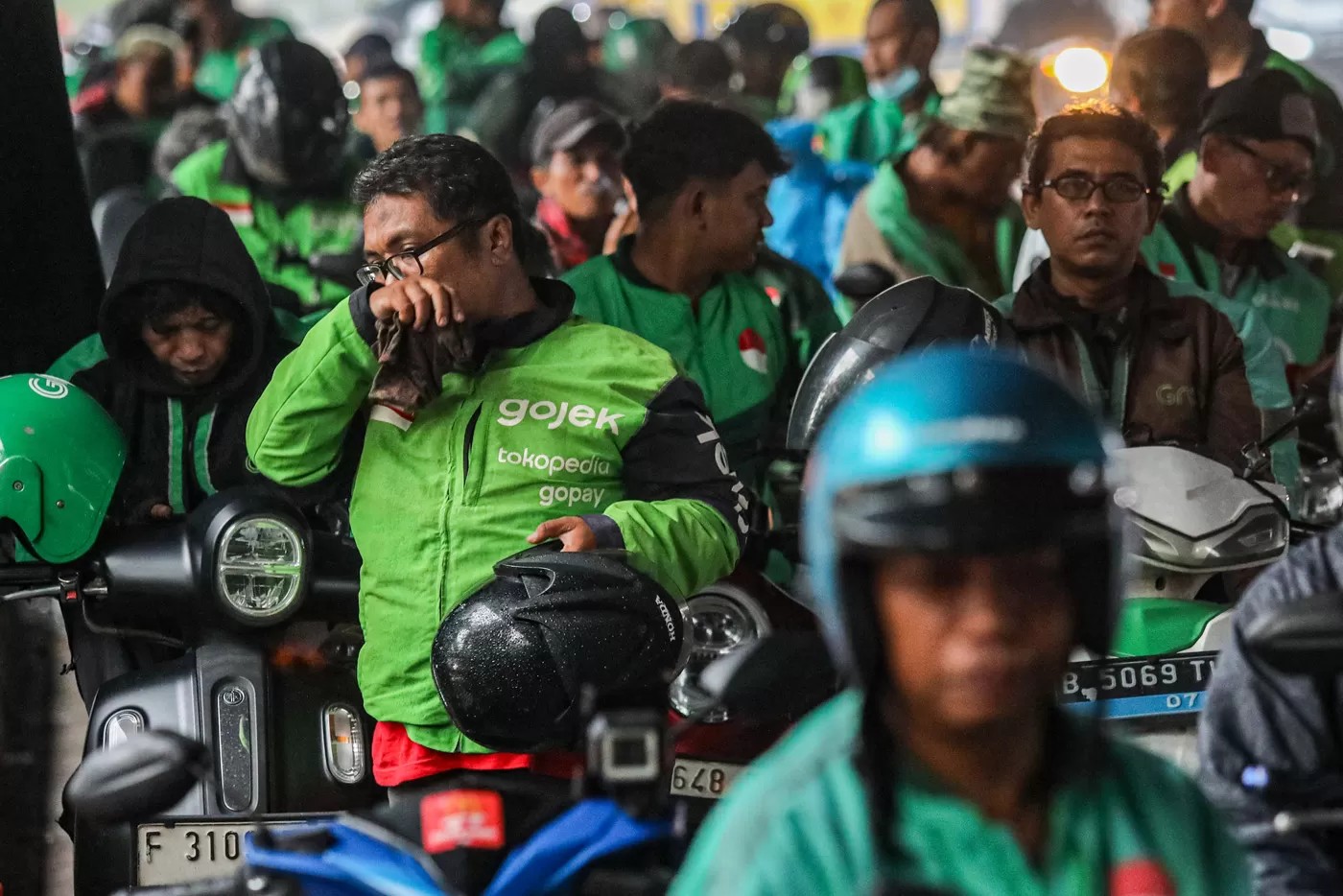 Pengemudi ojek online dan kurir logistik menjadi sasaran kebijakan diskon iuran JKK&ndash;JKM dalam paket stimulus ekonomi 2026.