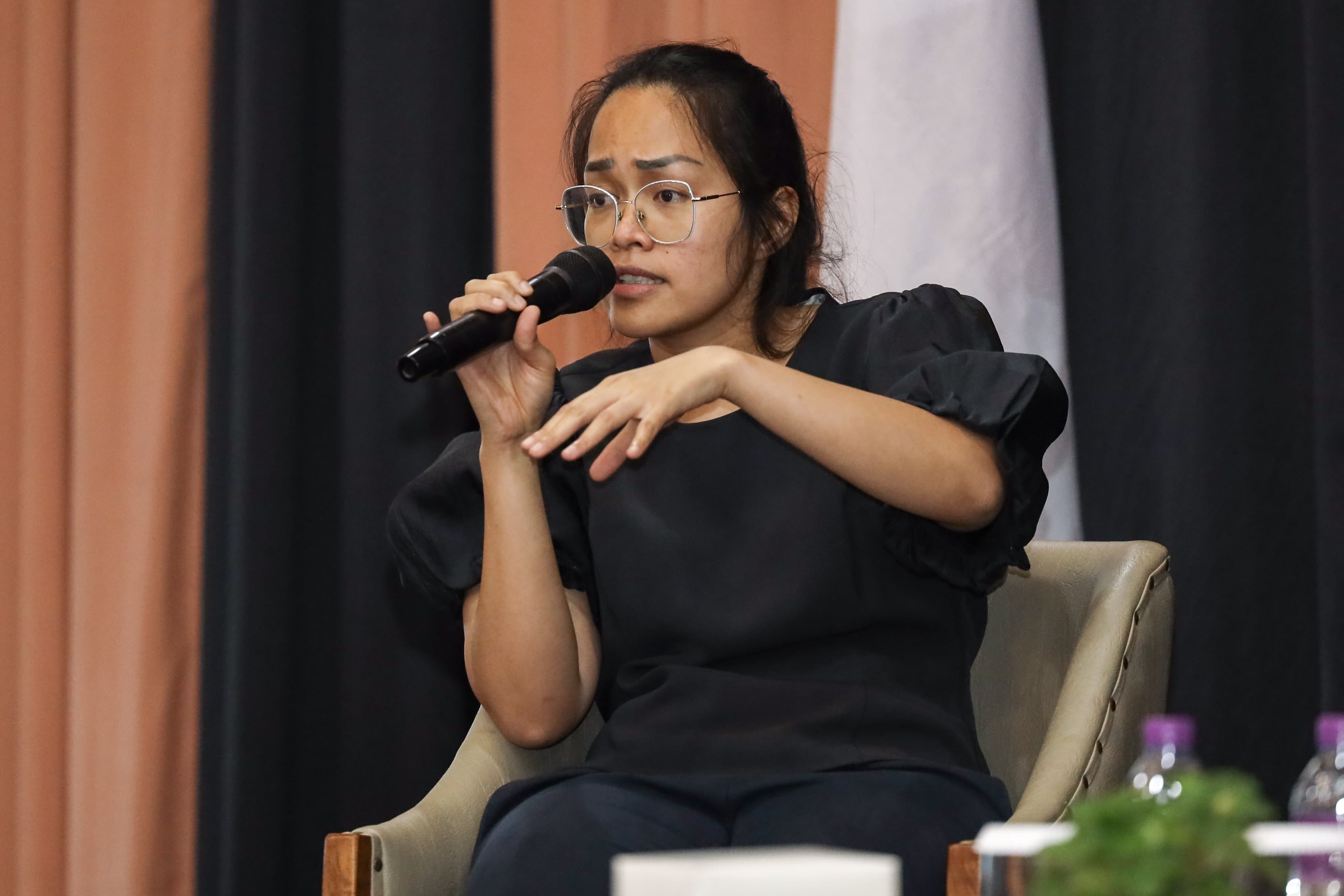 Olivia Nur Octora Silalahi saat menjadi pembicara dalam Seminar Generasi Muda Tanpa Narkoba di Pematangsiantar.