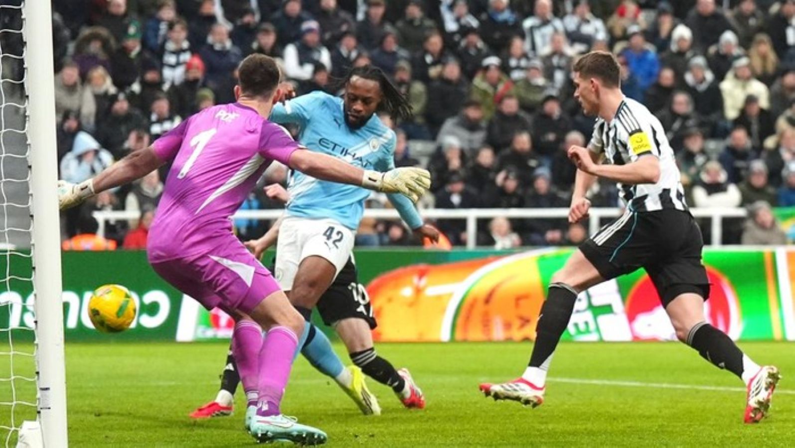 Pemain Manchester City mencetak gol ke gawang Newcastle United pada leg pertama semifinal Carabao Cup di St. James&rsquo; Park, Rabu (14/1/2026) dini hari WIB.