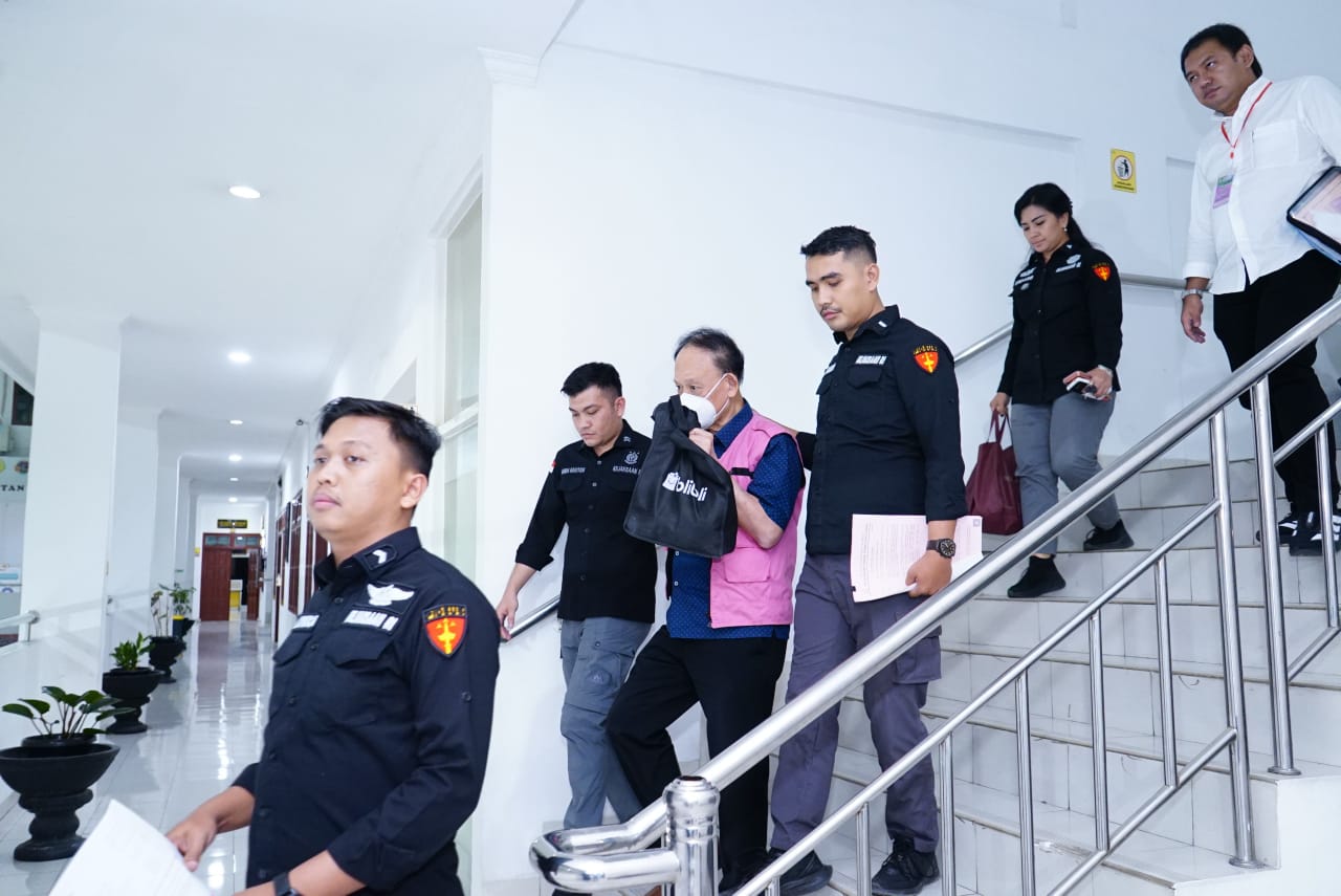 Penyidik Pidsus Kejati Sumut menggiring Direktur Utama PT PASU usai penetapan tersangka dugaan korupsi penjualan aluminium alloy.