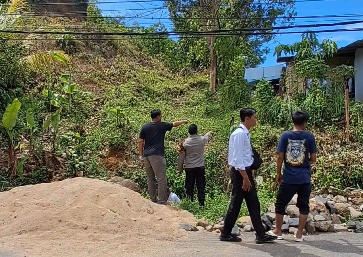 Petugas kepolisian berada di lokasi pembongkaran pagar seng di Jalan Tapian, Kelurahan Huta Tonga-tonga, Kecamatan Sibolga Utara, usai adanya laporan dugaan pengrusakan.