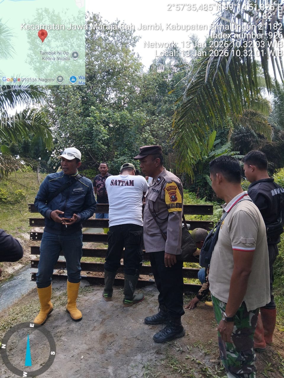 Palang penutup jalan di pinggir Sungai Bah Tongguran yang sempat menghambat akses warga menuju lahan pertanian akhirnya dibuka.