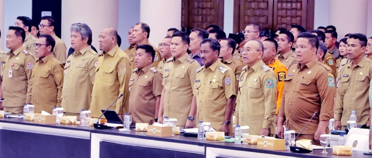 Rapat Koordinasi Percepatan Rehabilitasi dan Rekonstruksi Pasca Bencana yang dipimpin Mendagri Tito Karnavian di Aula Raja Inal Siregar, Kantor Gubernur Sumut, Medan.