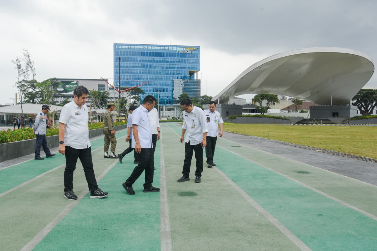Wakil Wali Kota Medan H. Zakiyuddin Harahap meninjau progres revitalisasi Lapangan Merdeka Medan, Rabu (14/1/2026).