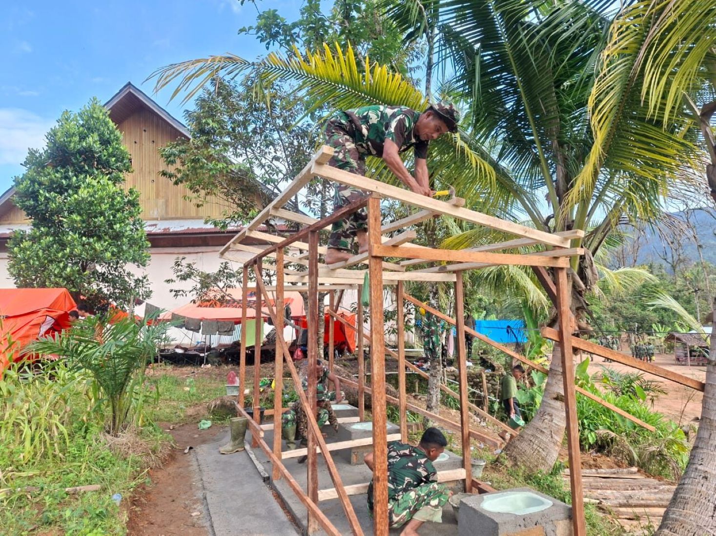 Personel TNI AD bersama Satgas Gulbencal merampungkan pembangunan MCK di Kelurahan Hutanabolon, Kecamatan Tukka, Tapanuli Tengah.