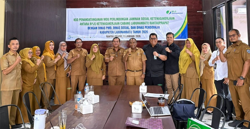 Sejumlah kepala OPD Pemkab Labuhanbatu dan pihak BPJS Ketenagakerjaan Rantauprapat berfoto bersama seusai acara pendatanganan MOU.