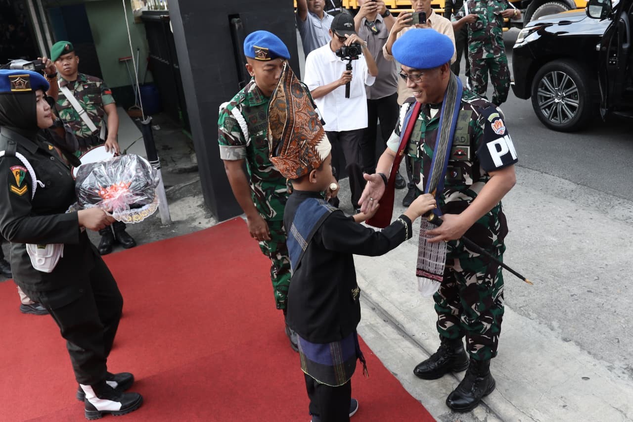 Danpuspomad Mayjen TNI Eka Wijaya Permana saat kunjungan kerja dan peletakan batu pertama renovasi rumah dinas di Markas Denpom I/1 Pematangsiantar.