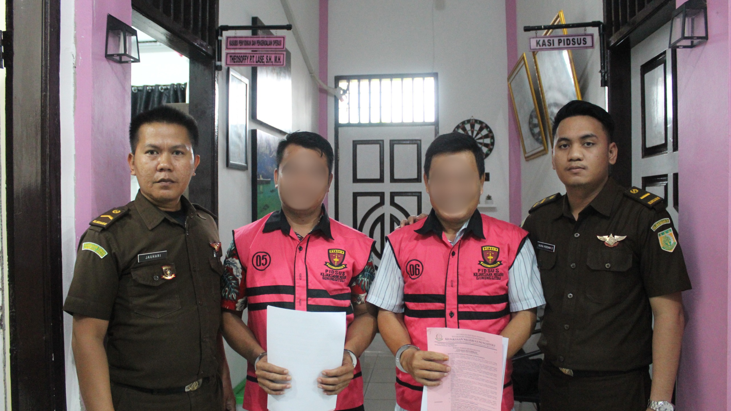 Kedua Tersangka Korupsi Dana Desa Tuhegeo II, YL dan EL.