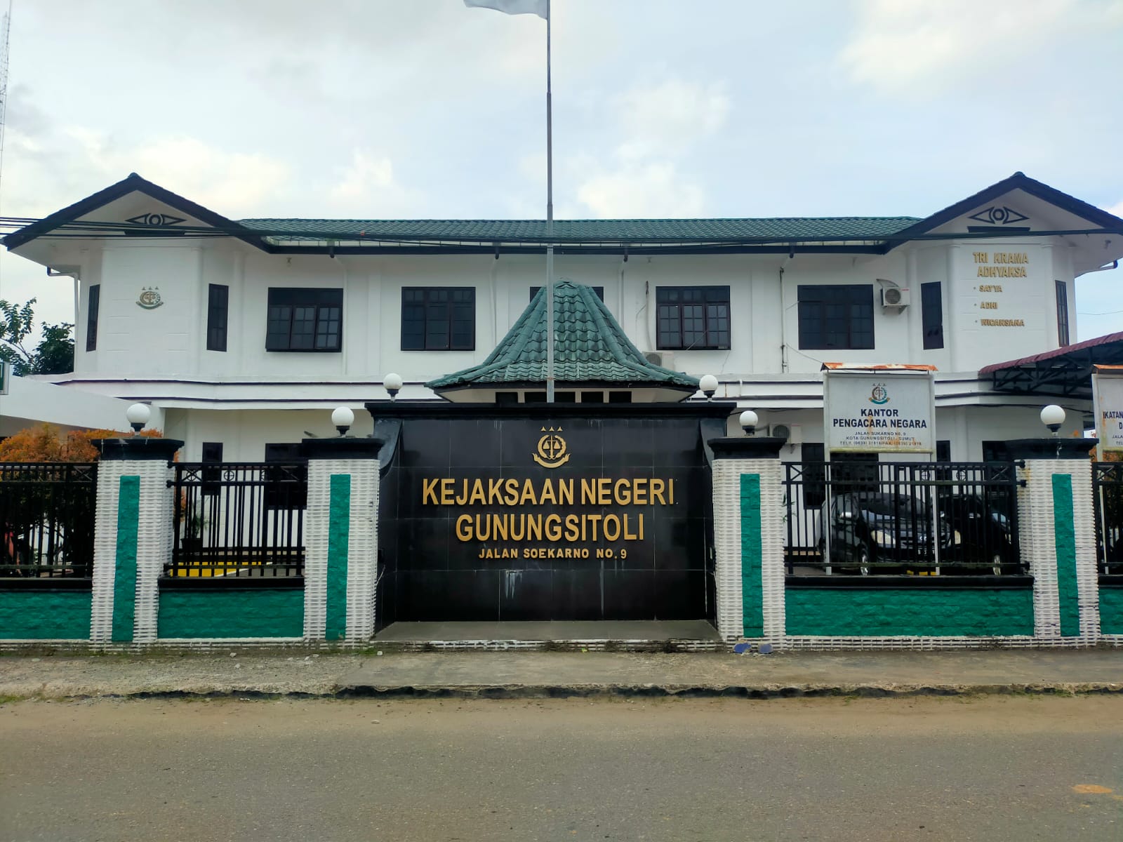 Kantor Kejaksaan Negeri Gunungsitoli, Jalan Soekarno Kelurahan Pasar Kecamatan Gunungsitoli Kota Gunungsitoli, Sumatera Utara.