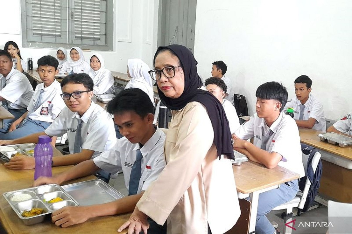 Wakil Kepala Badan Gizi Nasional (BGN) Nanik S Deyang saat memberikan penjelasan terkait status pegawai SPPG dalam Program Makan Bergizi Gratis.