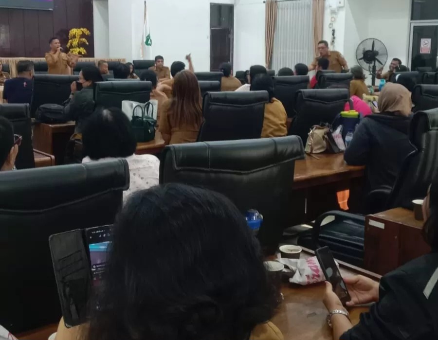 Pertemuan perwakilan guru SD dan SMP dengan Sekda Kota Pematangsiantar Junaedi Sitanggang di Ruang Data Pemko Pematangsiantar membahas pencairan TPG 2025.