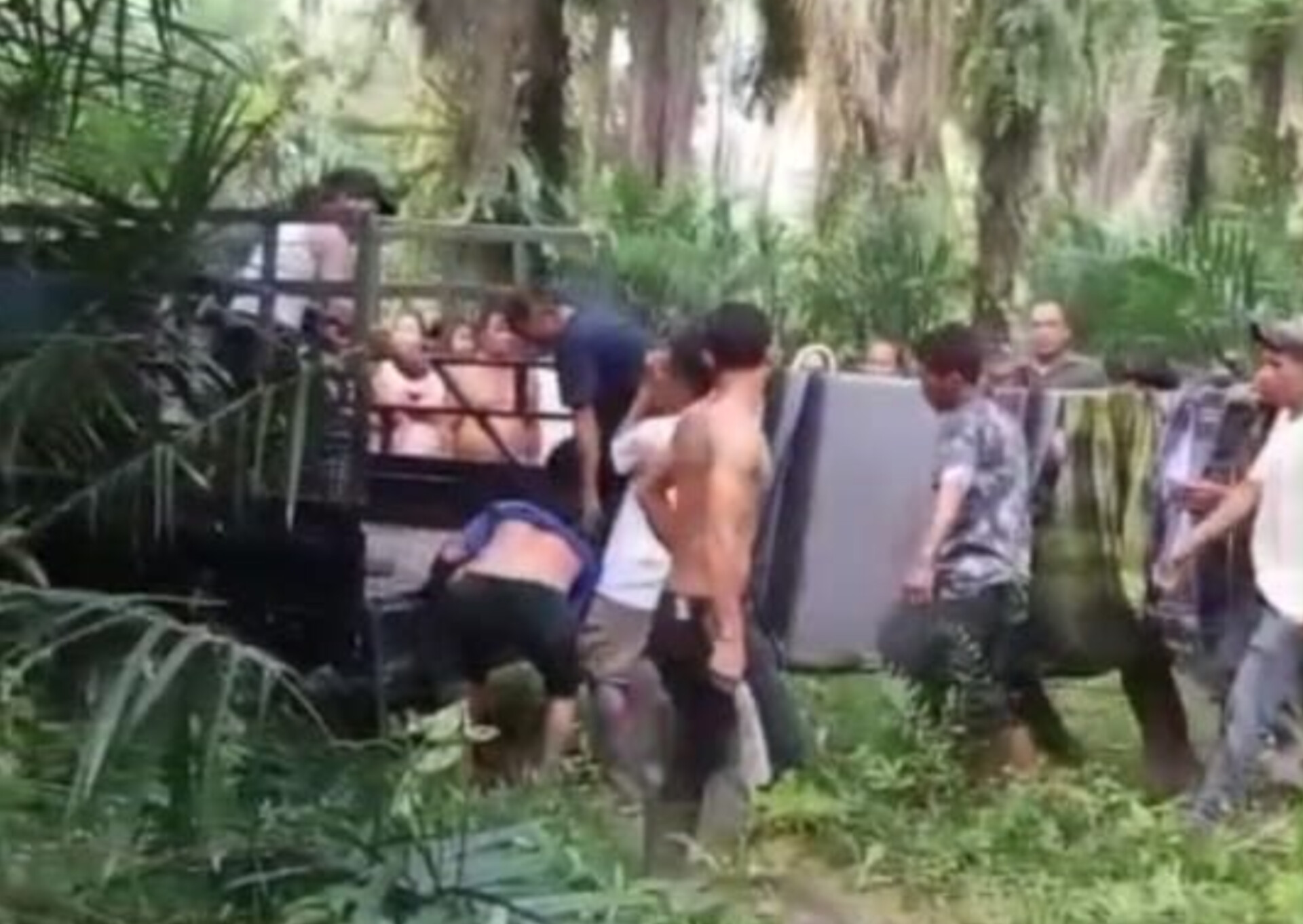 Proses evakuasi Rantoaman Saragih dari dalam jurang sedalam 20 meter di kawasan Bah Kulistik, Nagori Banjaran, Kabupaten Simalungun.