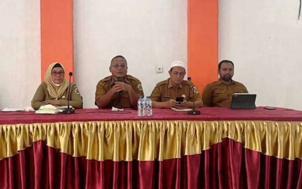 Asisten Ekbang Setdakab Tapteng Basyri Nasution membuka sosialisasi pelarangan pembukaan lahan kelapa sawit di Aula Dinas Kesehatan Tapteng.