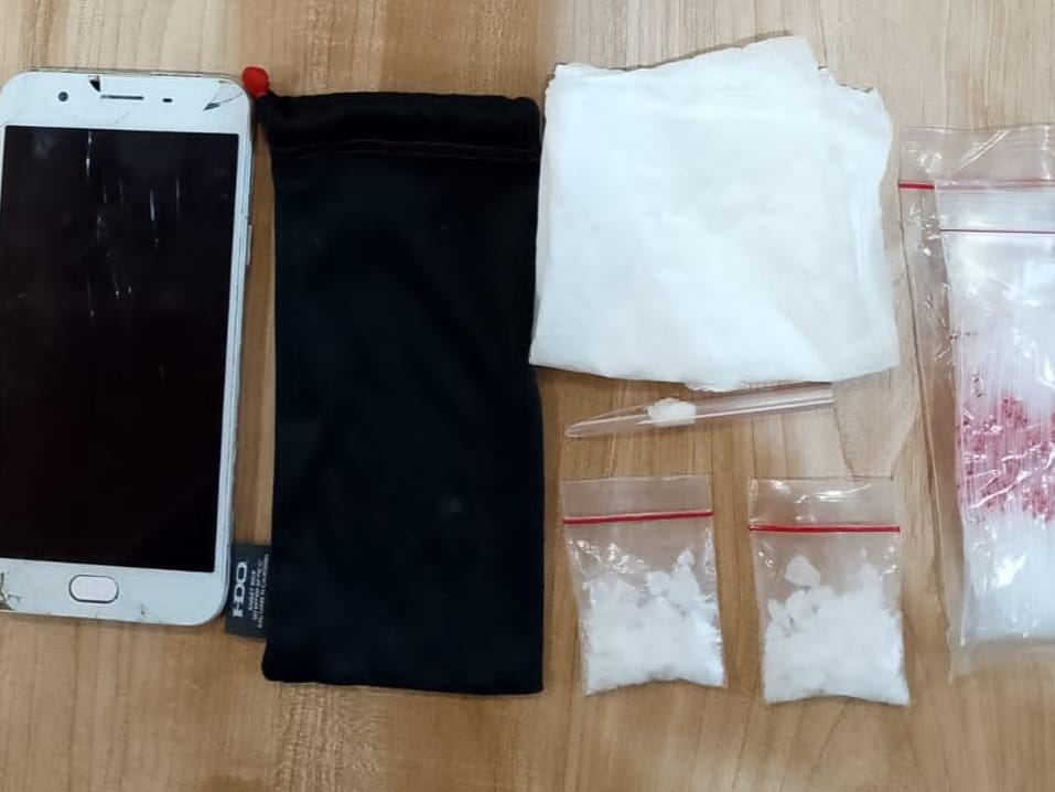 Petugas Sat Narkoba Polres Pelabuhan Belawan menunjukkan barang bukti shabu dan perlengkapan peredaran narkoba yang diamankan dari tersangka di Medan Deli.