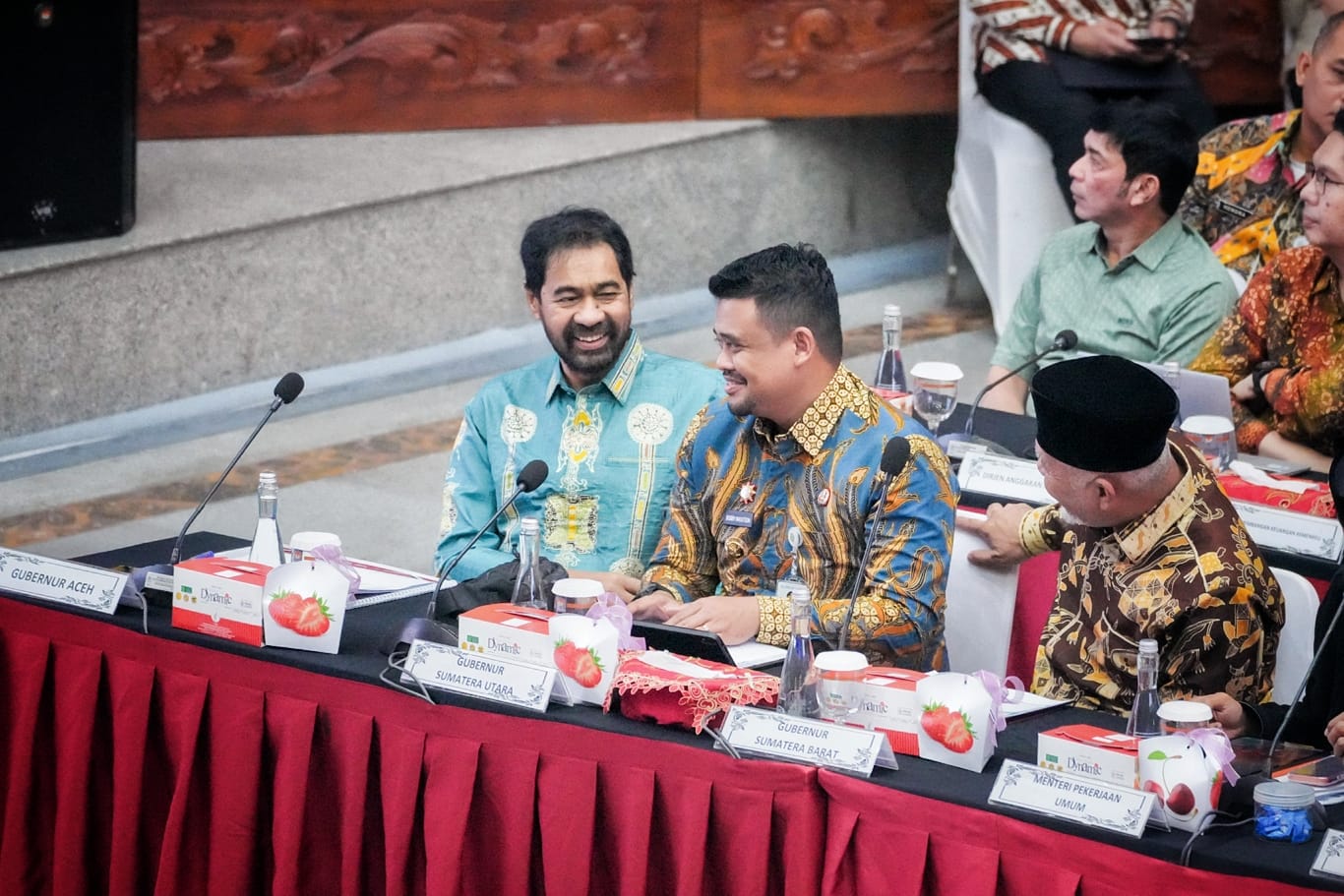 Gubernur Sumatera Utara Muhammad Bobby Afif Nasution mengikuti rapat percepatan rehabilitasi dan rekonstruksi pascabencana wilayah Sumatera di Kemendagri, Jakarta, Kamis (15/1/2026).
