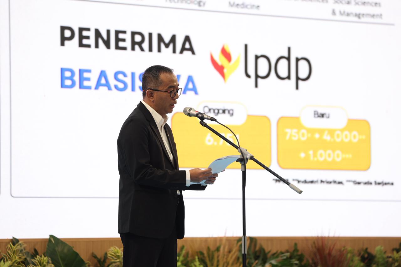 Mendiktisaintek Brian Yuliarto menyampaikan paparan terkait kuota Beasiswa LPDP 2026 dalam dialog Presiden RI bersama akademisi di Istana Negara, Kamis (15/1/2026).