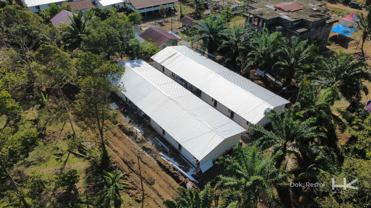 Pembangunan Rumah Hunian Sementara (Huntara) Danantara oleh PT Hutama Karya di Kecamatan Simpang Ulim, Aceh Timur yang telah mencapai progres 97 persen untuk mendukung pemulihan pascabencana.