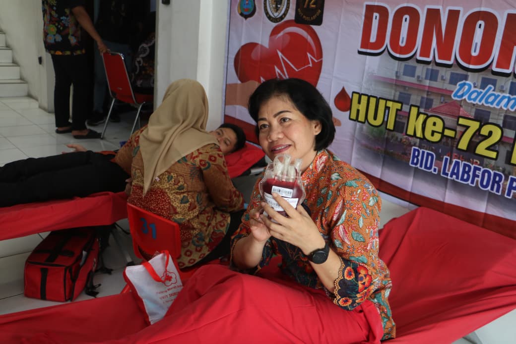 Personel Bidlabfor Polda Sumut mengikuti kegiatan donor darah dalam rangka peringatan HUT ke-72 Laboratorium Forensik Polri, Kamis (15/1/2026).