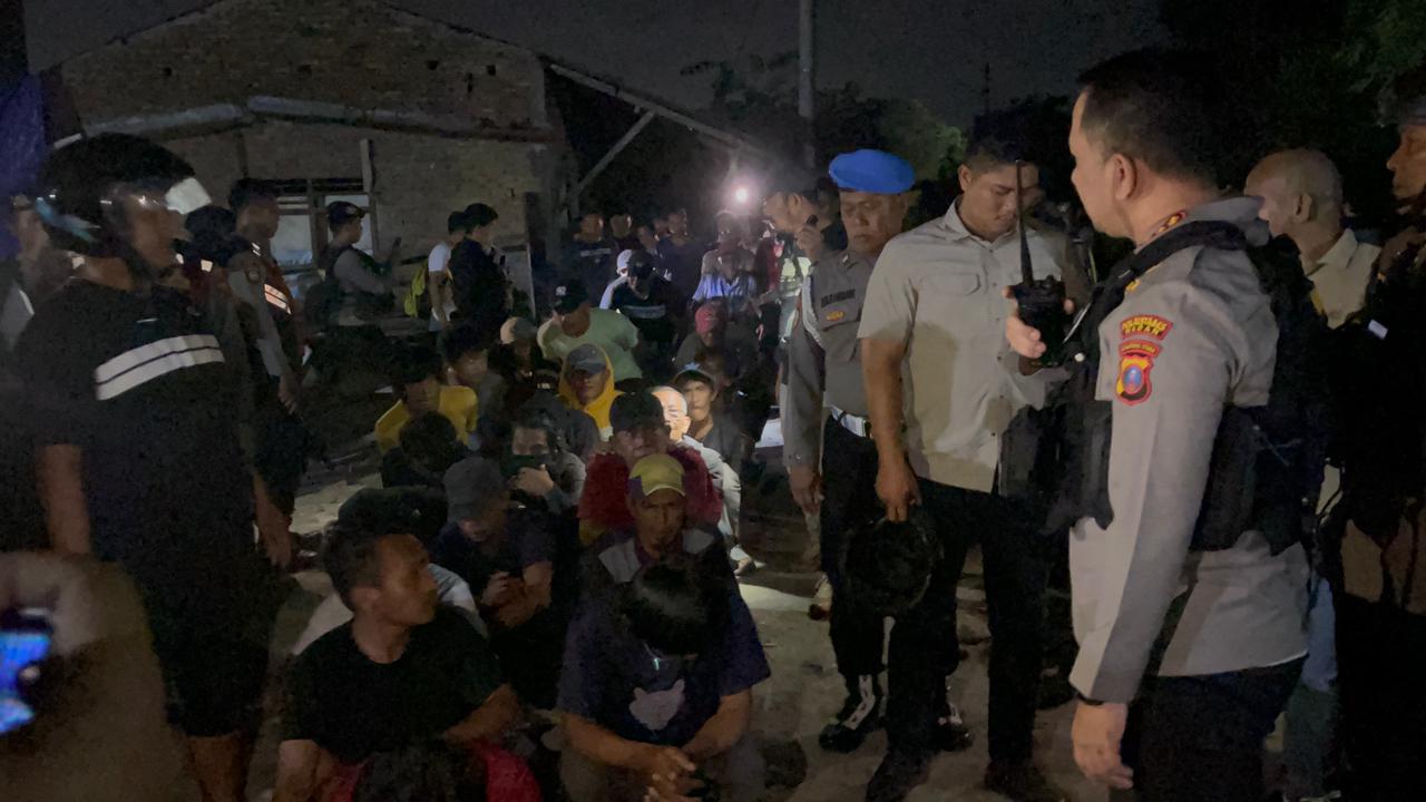 Petugas gabungan Polrestabes Medan membongkar barak narkoba saat KRYD skala besar di kawasan Jermal, Rabu malam (14/1/2026).