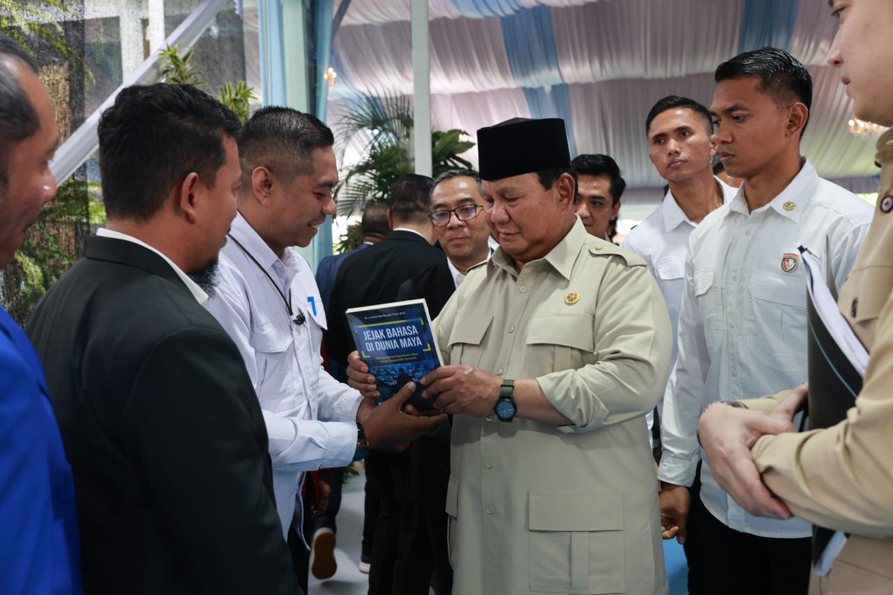 Mendiktisaintek Brian Yuliarto dalam dialog Presiden RI Prabowo Subianto bersama akademisi di Istana Negara, Jakarta.