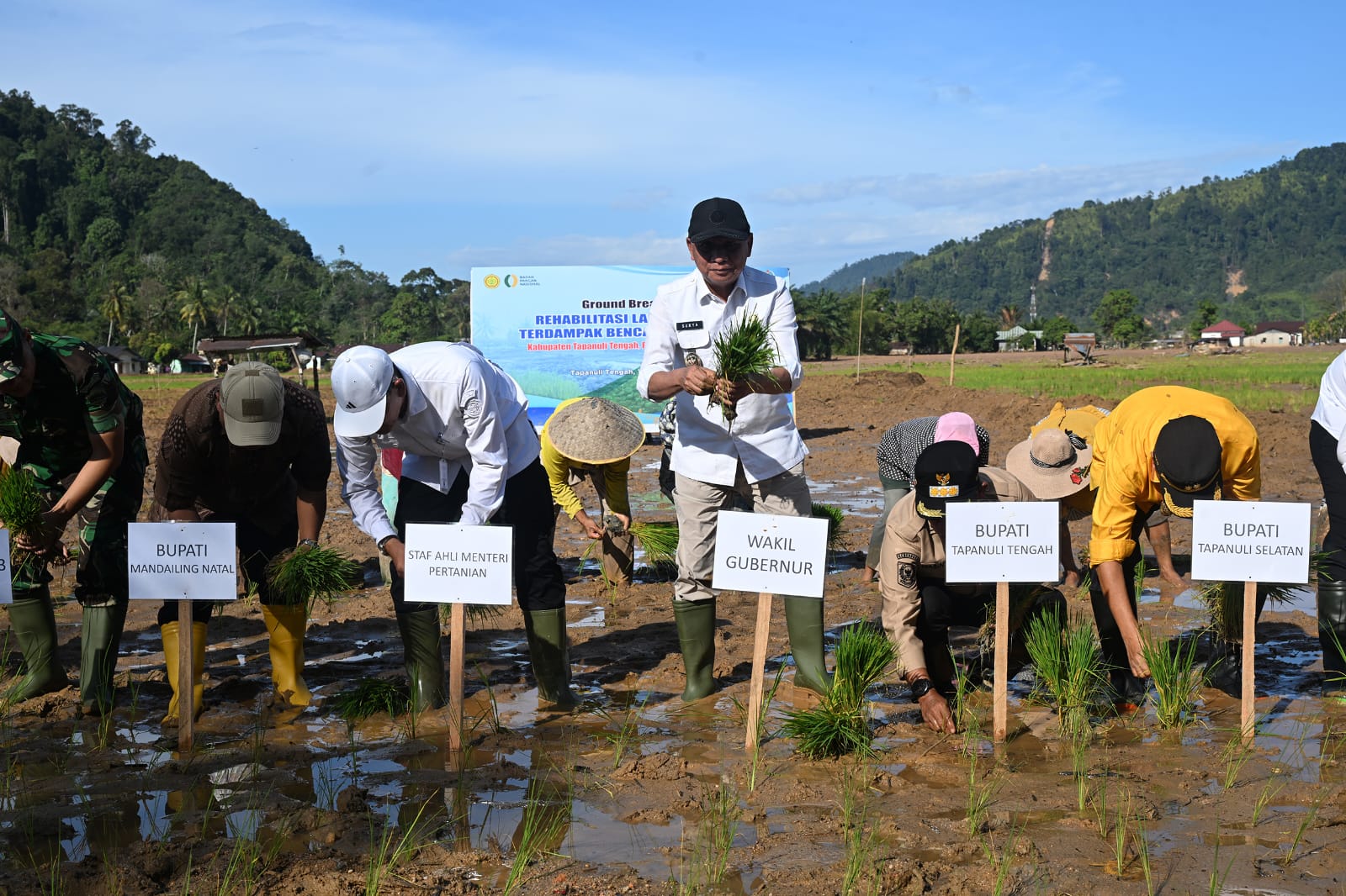 Wakil Gubernur Sumut Surya didampingi Staf Ahli Mentan Ali Jamil dan Bupati Tapteng Masinton Pasaribu memimpin groundbreaking rehabilitasi lahan sawah terdampak bencana di Kecamatan Tukka, Tapteng.