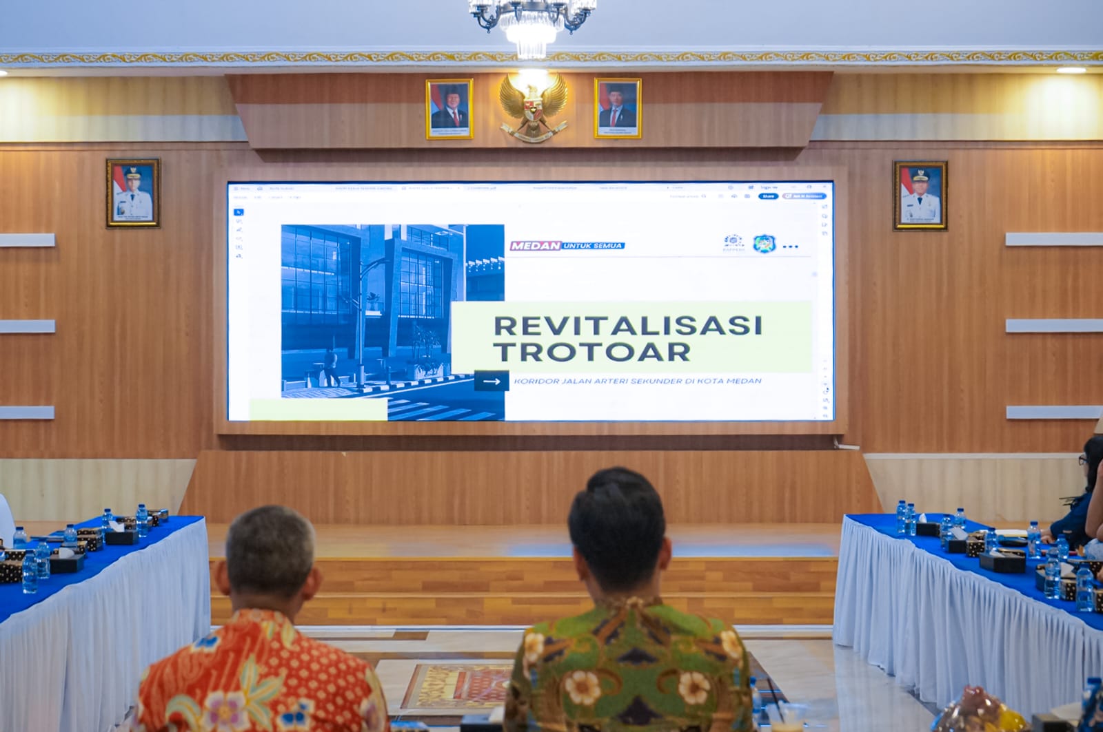 Wali Kota Medan Rico Tri Putra Bayu Waas memimpin Rapat Kerja Tematik-II penataan infrastruktur jalan dan trotoar bersama pimpinan perangkat daerah di Rumah Dinas Wali Kota Medan, Kamis (15/1/2026).