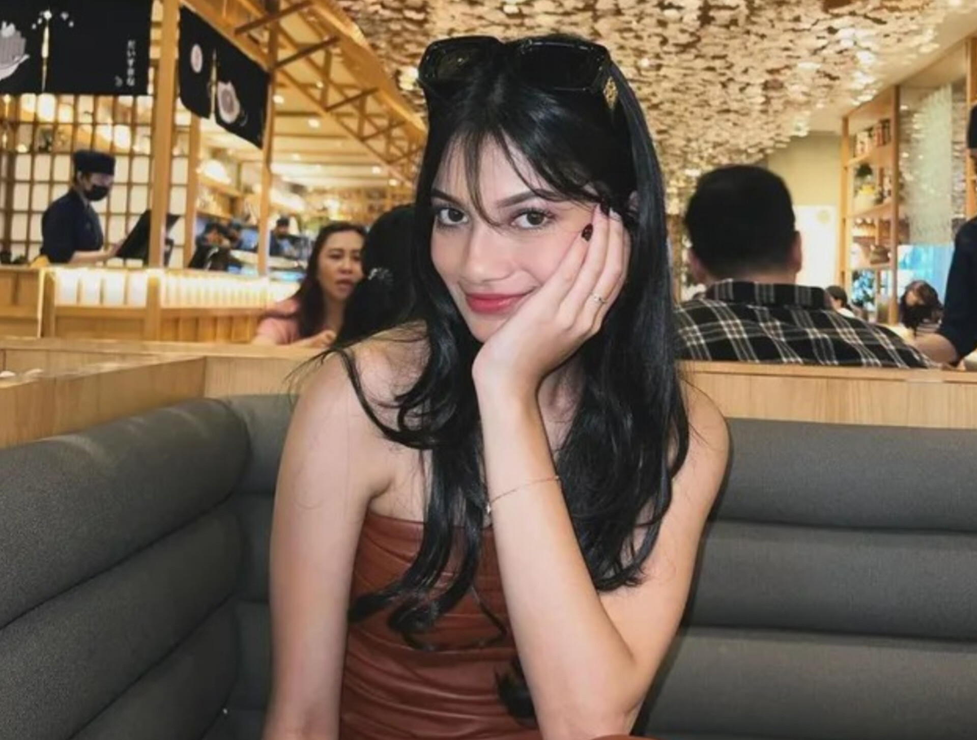 Aktris Ratu Sofya saat tampil di sebuah tayangan, mengungkap beban sebagai tulang punggung keluarga yang memicu polemik dengan adiknya.