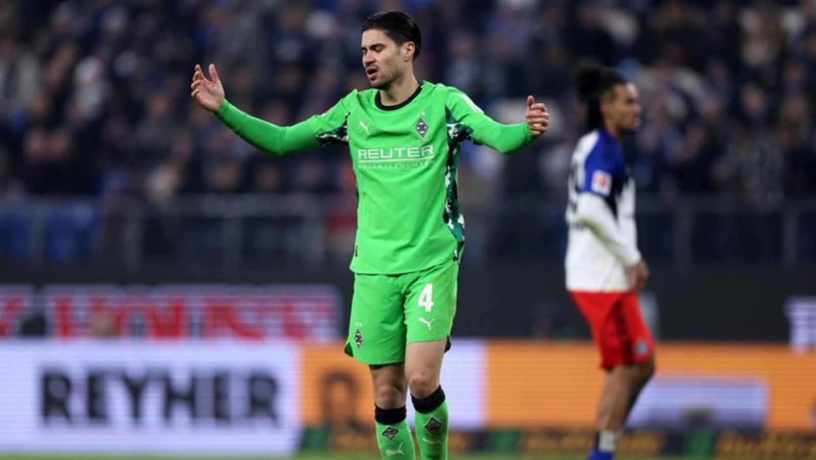 Bek Borussia Moenchengladbach Kevin Diks terpaksa ditarik keluar akibat cedera saat menghadapi Hamburg SV di Volksparkstadion.