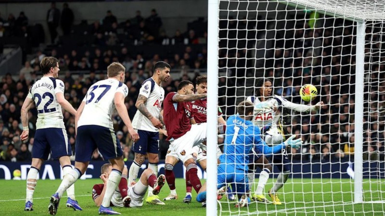 Callum Wilson mencetak gol kemenangan West Ham United pada masa injury time saat menaklukkan Tottenham Hotspur 2-1 di Tottenham Hotspur Stadium.