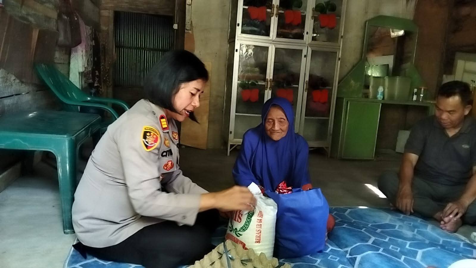 Kapolsek Kualuh Hulu, AKP Citra Yani Br Barus, secara langsung menyerahkan bantuan sosial berupa satu paket sembako kepada warga lanjut usia.