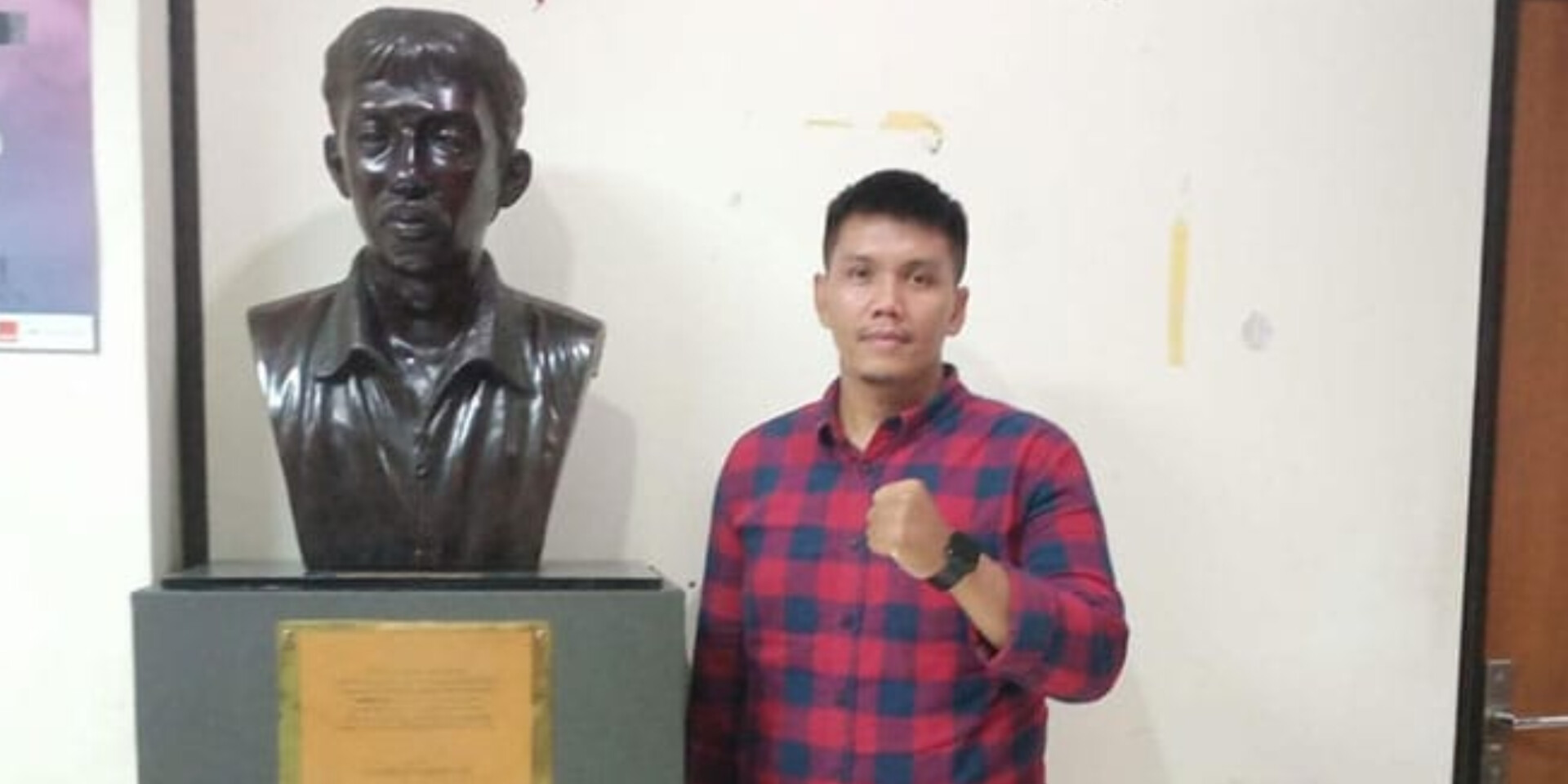 Ketua LBH Medan Irvan Saputra saat menyampaikan sikap penolakan terhadap kebijakan KPK yang tidak lagi menampilkan tersangka korupsi ke publik.